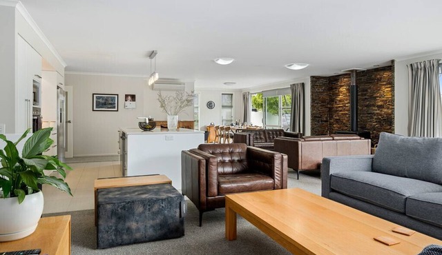 Maison de Maude - Lake Hawea Holiday Home