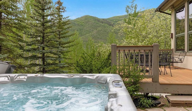 Maison de Neige – Breathtaking Mountain Stay for 8 w/Hot Tub
