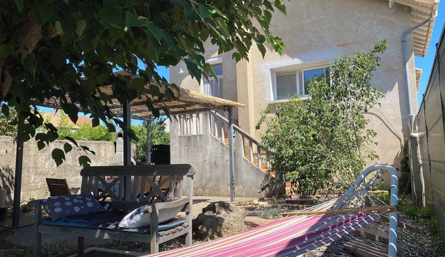 Maison de rue Dans Village Viticole de L'ardèche, au Pied du Château de Crussol