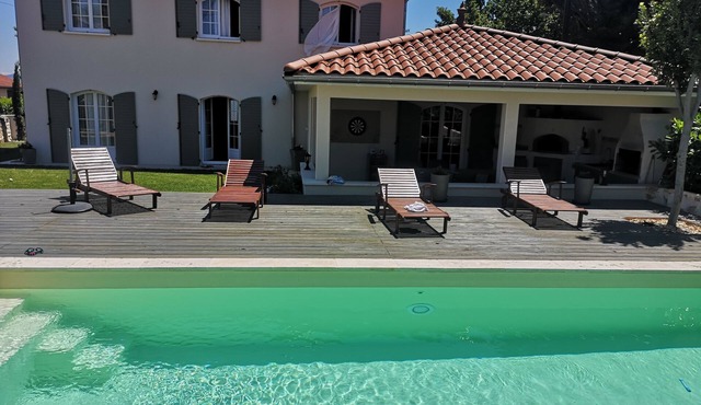 Maison de Type Provençale Avec Piscine Chauffée et Jacuzzi