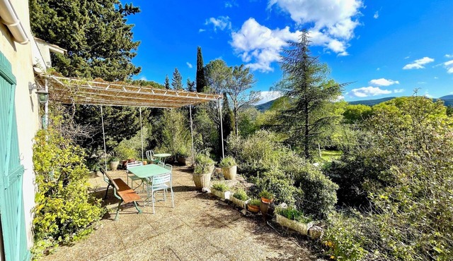 Maison de Vacance sur un Magnifique Jardin Arboré, vue Superbe