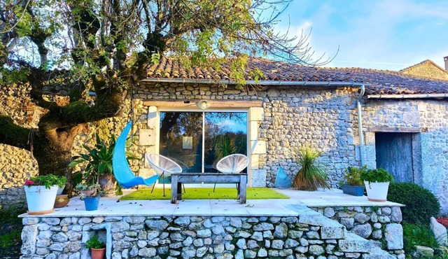 Maison de vacances 12 personnes à 10 minutes d'Angouleme avec Piscine et Jacuzzi. 350€/nuit.