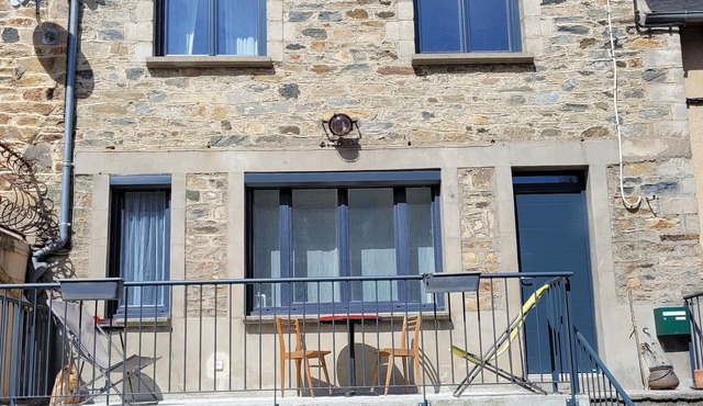 Maison de village à la campagne, avec plages, forêts, nature, Rodez et Millau