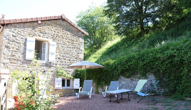 Maison de Village Dans un Écrin de Verdure