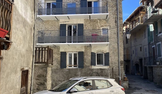 Maison de Village de 1802 , Entièrement Rénovée.au Centre de Beauvezer 04370