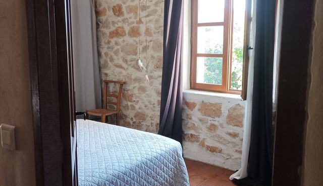 Maison de village en pierres en Provence verte, charme et clame