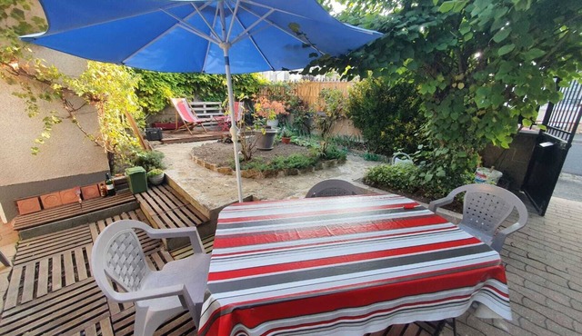 Maison de Ville Avec Jardin à 2 pas des Marais et Quelques mns du Centre-ville