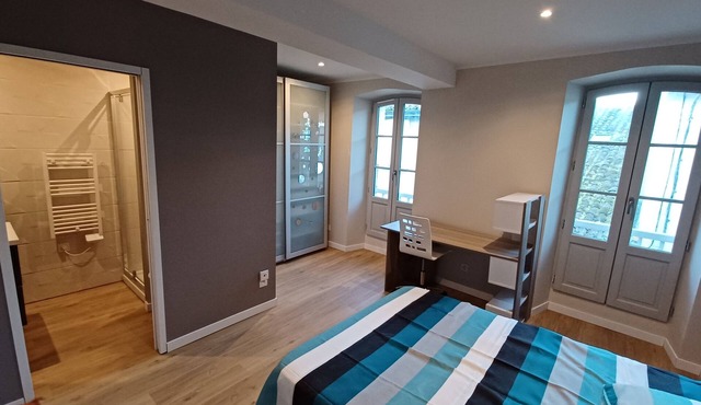 Maison de Ville Dans le Centre Historique, Proche de Toutes Commodités