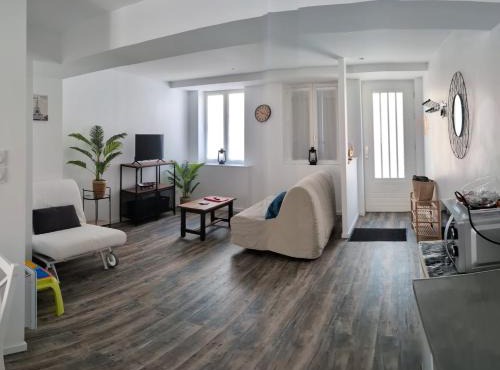 Maison de ville, local à vélo, cour, bord de Saône