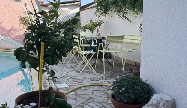 Maison de Ville. Patio et Piscine aux Beaux Jours. 4 Chambres, 2 Sdb. Au Calme