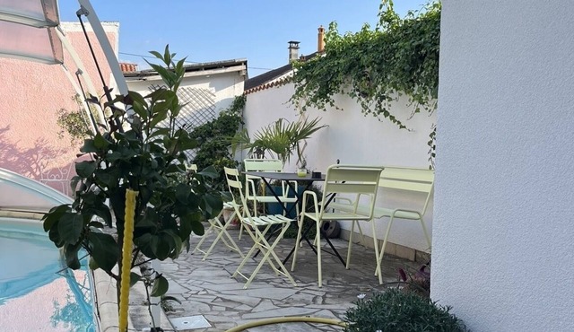 Maison de Ville. Patio et Piscine aux Beaux Jours. 4 Chambres, 2 Sdb. Au Calme
