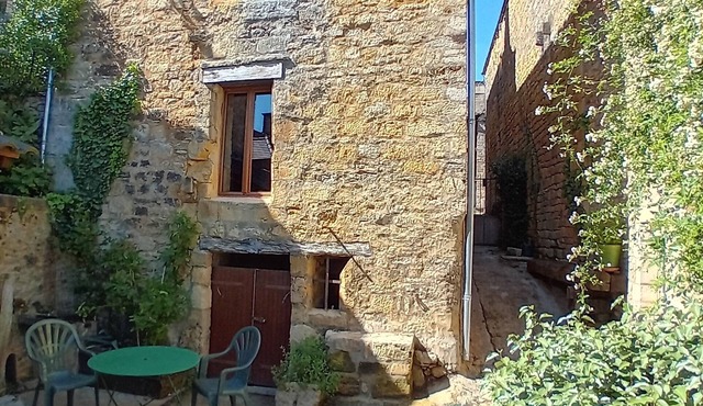 Maison de Ville Rénovée Avec Cour, au Cœur de la Bastide de Domme