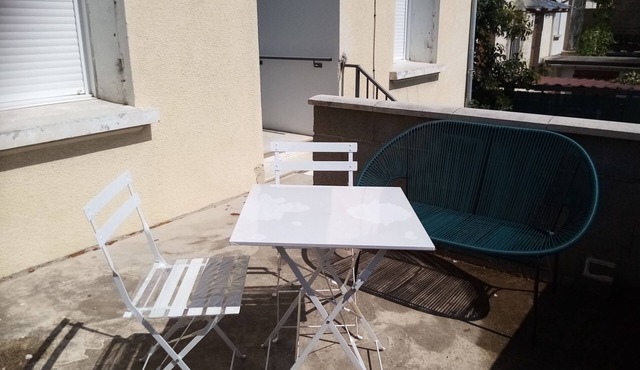 Maison de Ville Rénovée Avec Jardin, Parking Privé Clos,proche Citée Antique .