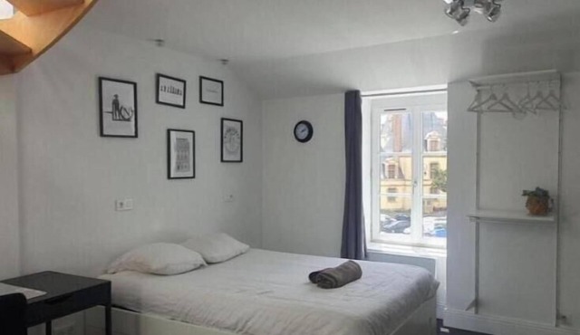 Maison de Vincent, right in the center of town, at the foot of Rue des Restaurants.