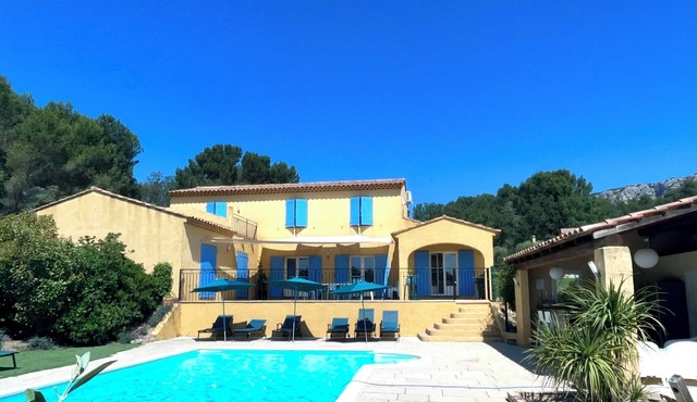 Maison des Arches. At the foot of the Petit Luberon. 6 bedrooms. Swimming pool.