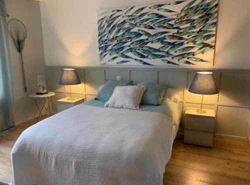 Maison des glycines au bord du Doubs