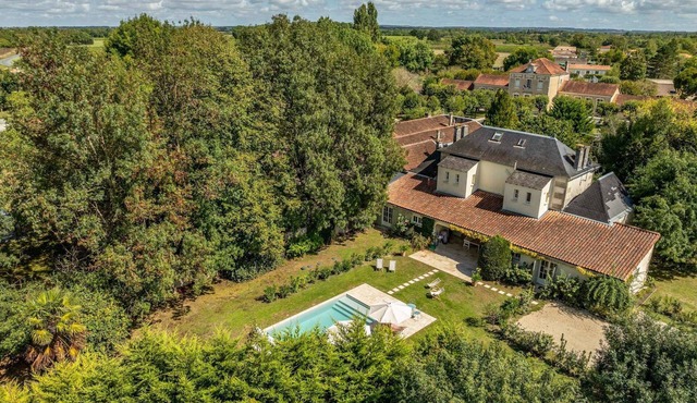 Maison Des Lustres - Four Bedroom Villa, Sleeps 8