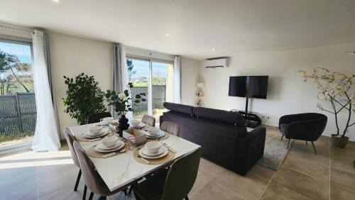 Maison des Vignes avec pièce à vivre climatisée, ménage, draps et serviettes inclus