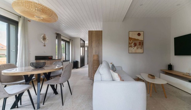 Maison design et climatisée avec jardin