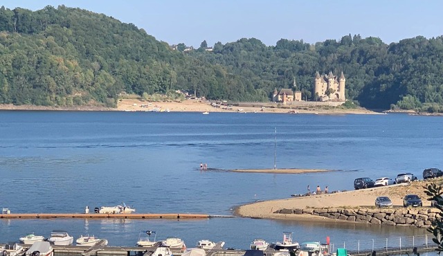 Maison du Lac, beautiful holiday home with private jetty!