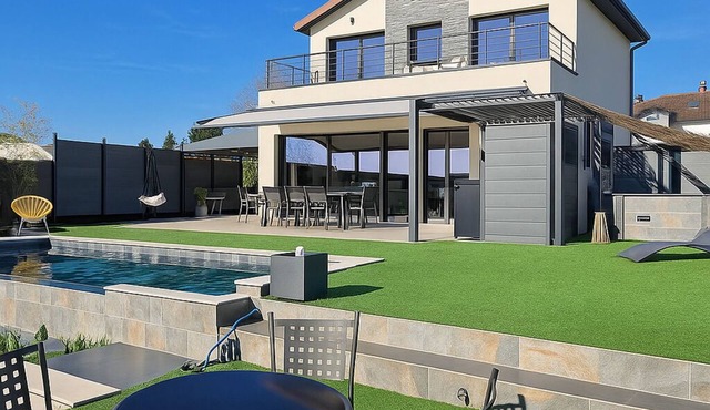 Maison du lac, 1h from Lyon and Genèves, Jacuzzy, swimming pools, magnificent lake view.