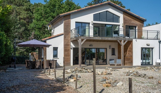 Maison Du Lac - Four Bedroom Villa, Sleeps 8