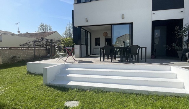 Maison du Soleil in La Rochelle with swimming pool and garden!