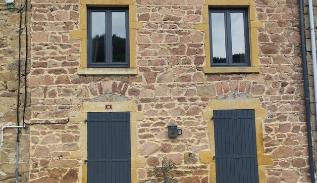 Maison en Pierre Avec une Belle Terrasse en Bois et Barbecue