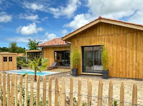 Maison en bois avec piscine proche de la plage