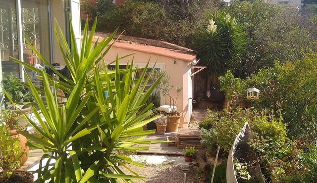 Maison en Fond de Jardin Dans un Vallon Près de la Corniche