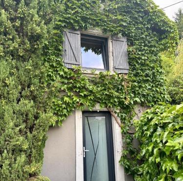 Maison en lisière de forêt, montagne et vignobles