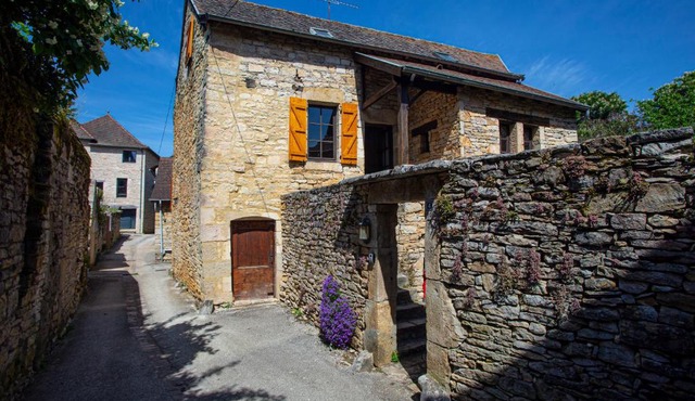Maison en pierres au coeur du village médiéval de Villeneuve