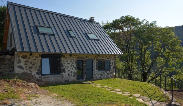 Maison en pierre, au calme, terrasse en pelouse avec vue