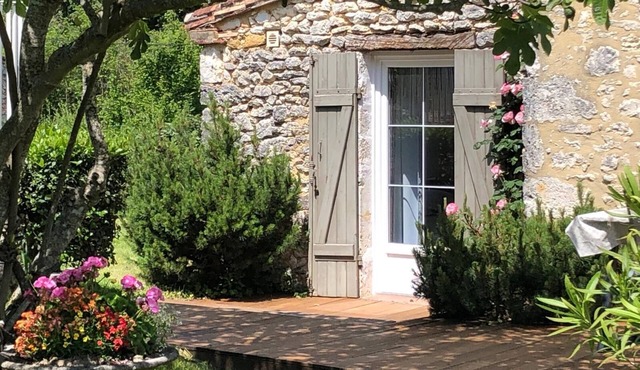 Maison en Pierre Avec 2 Chambres et 2 Salles de Bain Avec Piscine