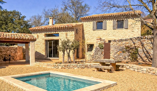 Maison en pierre avec piscine