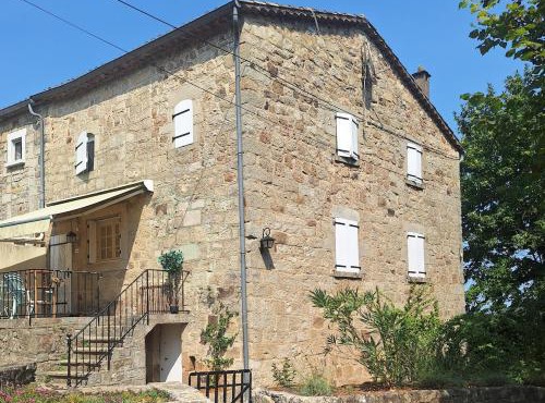 Maison en pierre avec piscine