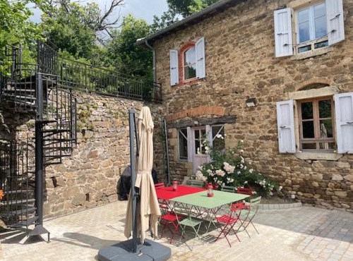 Maison en pierre avec vue imprenable dans le parc naturel du Pilat
