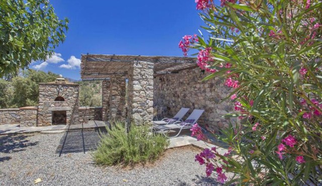 Maison en pierre corse avec vue entre mer et montagne