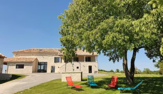 Maison en Pierre Situé au Milieu des Champs de blé