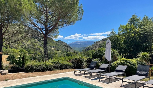 Maison en Pierres Avec vue sur le Ventoux et Piscine Privée