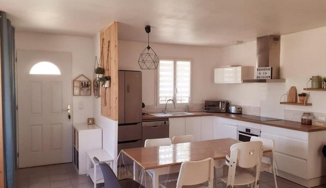 Maison ensoleillée de plain-pied ouvert sur un jardin clôturé