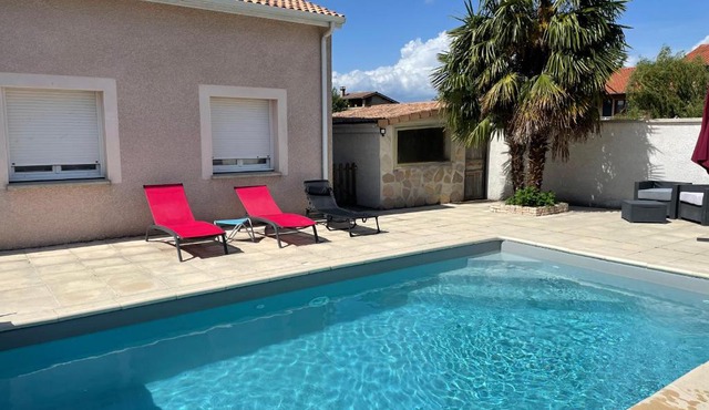 Maison entière 4 lits 8 pl avec jacuzzi proche du safari de Peaugres