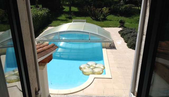 Maison familiale de campagne au bord d'une rivière avec piscine