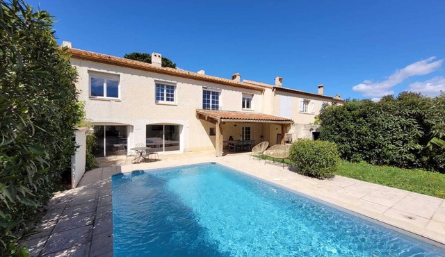 Maison Familiale Avec Piscine Entièrement Rénovée