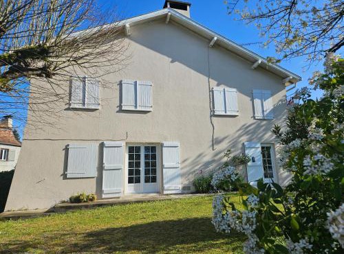 Maison familiale 10 pers avec jardin & calme au cœur du Béarn