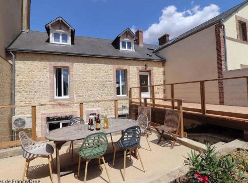 Maison familiale au cœur du village avec jardin clos et terrasse - FR-1-497-252