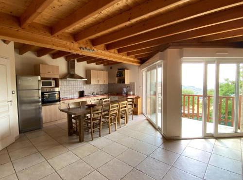 Maison familiale avec vues et espaces de jeux