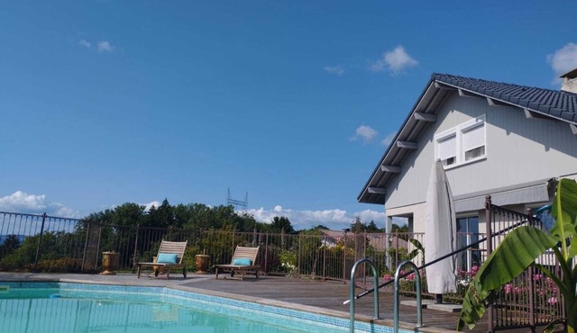Maison Familiale en Haute-savoie Avec Piscine et Petits Équipements de Fitness