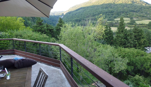 Maison Familiale en Pierre Volcanique Avec Belle Vue, Jardinet et 2 Terrasses