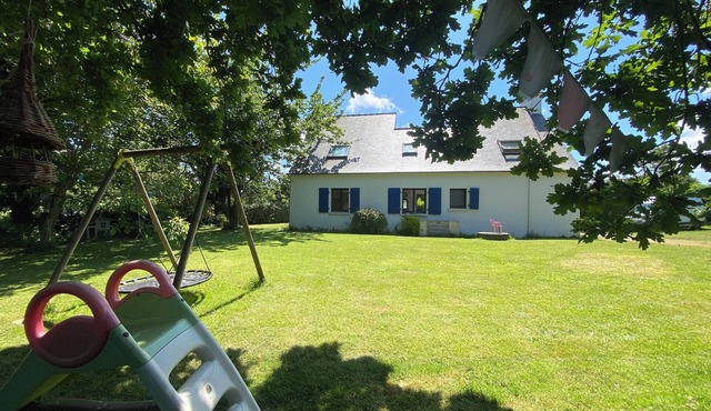 Maison Familiale Entouré de Verdure Proche des Plages et des Sentiers